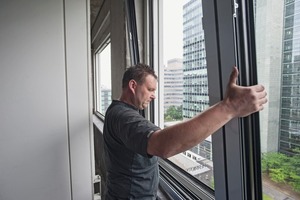  Das neue Fenster (aus der Serie Schüco AWS 75) wird in den alten Blendrahmen montiert 