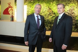  Bundesumweltminister Dr. Norbert Röttgen (l.) und Reinhard Schneider, Vorsitzender der Geschäftsführung von Werner &amp; Mertz 