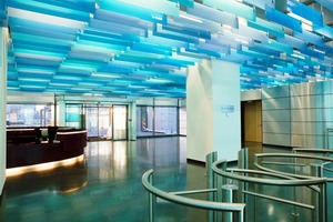  Blick in das Foyer. Die moderne GLT ist zum wichtigsten Werkzeug für das technische Gebäude­management geworden, denn sie erfasst neben Verbräuchen u.a. auch Störmeldungen  