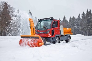  Wenn sich bei länger andauerndem Winterwetter der Schnee am Wegesrand türmt, helfen meist nur noch Schneefräsen und -schleudern 