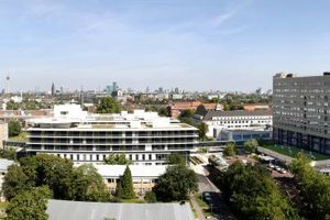  Uniklinik Düsseldorf gehören 60 Gebäude – vom Pavillon bis zum Hochhaus. In insgesamt 22.000 Räumen befinden sich 29 Kliniken und Polikliniken sowie 30 Institute der Heinrich Heine Universität Düsseldorf. Auf dem 400.000 m² großen Gelände mit öffentlichem Zugang stehen mehr als 900 Bäume, die im Baumkataster effizient verwaltet werden 