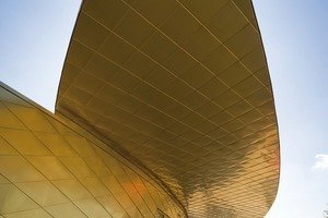  Gegen triste Allerwelts-Architektur: Das gold­farbenen, rund 200 m² große Flugdach sorgt für ein eindrucksvolles Erscheinungsbild des Gebäudes 