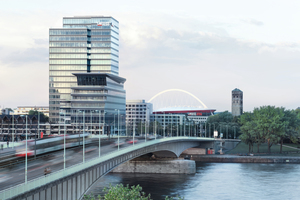  Nach drei Jahren Bauzeit haben im Herbst 2013 rund 1000 Mitarbeiter des Konzerns ihre ­Arbeitsplätze im LANXESS Tower in Köln-Deutz bezogen. Neben den baulichen Aktivitäten für den Tower hat sich das LANXESS-Projektteam auch mit der Vorbereitung unterstützender Dienstleistungen – etwa der Mitarbeiterversorgung – am neuen Standort befasst 