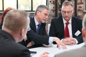  An unterschiedlichen  Tischen im so genannten World Café konnten Anbieter und Kunden u.a. über die Themen diskutieren, die in Zukunft gemeinsam angegangen werden sollten 