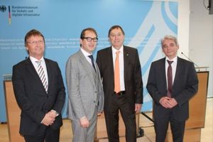  Bundesminister für Verkehr und digitale Infrastruktur, Alexander Dobrindt, verkündet im Rahmen einer Pressekonferenz am 20. Januar 2015 in Berlin die Gründung der „Bauen digital GmbH“. Foto v.l.n.r.: Günther Mertz M.A. (BTGA-Hauptgeschäftsführer), Alexander Dobrindt, Dr. Volker Cornelius (VBIPräsident), Dr.-Ing. Heinrich Beck (Mitglied VBI-Bundesvorstand)	  