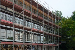  Gebäude unterschiedlicher Nutzungen werden saniert: links die Turnhalle am staatlichen Markgräfin Wilhelmine Gymnasium in Bayreuth; rechts das Institut für Virologie und Immunbiologie, Julius-Maximilians-Universität in Würzburg  