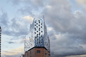  Blick auf die Elbphilharmonie in Hamburg  