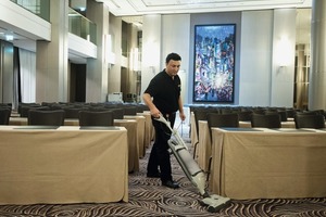  Die Reinigung in allen öffentlichen Bereichen eines Hotels wie der Lobby erfolgt in erster Linie nachts, damit die Gäste davon so gut wie nichts mitbekommen. Im Waldorf Astoria werden insgesamt über 5000 m² Fläche Nacht für Nacht auf Hochglanz gebracht 