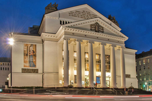  Die angebundenen Heizungs- und Klimaanlagen stehen in unterschiedlichen öffentlichen Einrichtungen, z. B. in Schulen, Kindertagesstätten, im Rathaus, Theater, in Sporthallen oder Verwaltungsgebäuden – hier der Blick auf das Theater  