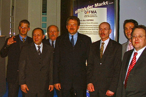  Der GEFMA-Vorstand im Jahr 2001 – das Motto ist Programm: „Hier ist der Markt!“ 