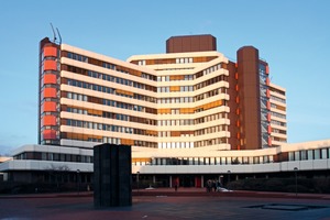  Das Bundesverwaltungsamt in Köln ist mit rund 2400 Mitarbeitern der zentrale Dienstleister des Bundes. Das Gebäude mit der denkmalgeschützten Fassade stammt aus den 1980er Jahren 