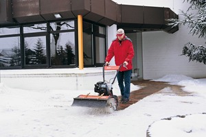  Mit der handgeführten „Variette“ sind kleine Flächen schnell und einfach von Schnee befreit 