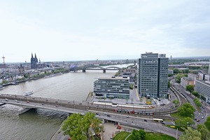  Nach drei Jahren Bauzeit werden in diesem Jahr rund 1000 Mitarbeiter des Konzerns ihre ­Arbeitsplätze im Lanxess-Tower in Köln-Deutz beziehen. Neben den baulichen Aktivitäten für den Lanxess-Tower hat sich das Lanxess-Projekt-Team auch mit der Vorbereitung unterstützender Dienstleistungen – etwa der Mitarbeiterversorgung – am neuen Standort befasst 