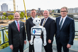  v.l.n.r. Dr. Christian Göke, Vorsitzender der Geschäftsführung der Messe Berlin GmbH, Markus Asch, Vorsitzender des Fachverbandes Reinigungssysteme im VDMA, Werner Schulze, Vorsitzender des Fachbereichs Gebäudereinigung beim IHO, Thomas Dietrich, Bundesinnungsmeister des BIV und WFBSC-Präsident sowie der humanoide Roboter Pepper, der das Leitthema des stattfindenden Weltkongresses der Gebäudedienstleister - Digitalisierung - symbolisiert  