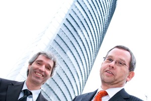  Egbert Kuhn (re.), Leiter Sicherheitszentrale Post Tower, und Werner Zahnen, Regionaler Post Security-Experte für den Bereich Technik, sind von der neuen Software-Plattform überzeugt 