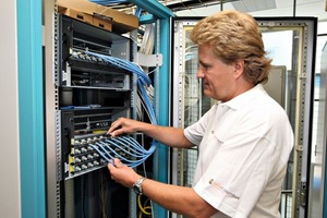  Ein Techniker der Tele Columbus Gruppe vor einem ­Cable Modem Termination System (CMTS) – die Komponente einer Kabelkopfstelle, die den Nutzern Internet- und Telefondienste bereitstellt 