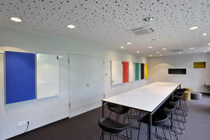  Ein schlichtes, elegantes Design ist prägend für die moderne Raumgestaltung im Design Office 