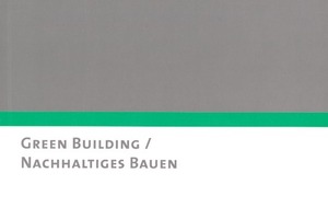  Konzentrieren sich Investoren früher auf die Errichtungskosten eines Gebäudes, fließen heute vor allem Betriebskosten in ihre Wirtschaftlichkeitsbetrachtungen ein. Auf Grund hoher Energie-, Wasser- und Entsorgungskosten aber auch eines gestiegenen Umweltbewusstseins lassen sich an ökologischen Indikatoren ausgerichtete „Green Buildings“ nicht nur hervorragend vermarkten – sie tragen vor allem auch zur notwendigen Reduzierung der Life-Cycle-Costs bei. Nachhaltiges Bauen ergänzt diese Verbindung ökonomischer und ökologischer Aspekte um eine soziale Dimension und bezieht Kriterien wie Barrierefreiheit oder die Qualität der Raumluft, Akustik und Beleuchtung in die Gesamttrachtung ein. „Nachhaltigkeit“ wird zu einem wichtigen Bewertungsfaktor für den Wert einer Immobilie werden. Ratingagenturen, Banken und Versicherungen werden Konditionen und Tarife künftig stärker von entsprechenden Bewertungen, etwa in gestalt von Nachhaltigkeitszertifizierungen nach DGNB-, LEED- oder BREAM-Standard, abhängig machen.Die Juristen müssen diese Entwicklung nachvollziehen. Hierbei handelt es sich um eine anspruchsvolle Aufgabe, denn die rechtlichen Anforderungen ergeben sich aus einer Vielzahl von unterschiedlichen Regelungen. Dabei gewinnen das Energiewirtschaftsrecht, das Umweltrecht und das Steuerrecht gegenüber dem privaten und öffentlichen Baurecht, dem Immobilienrecht und dem Mietrecht eine stärkere Bedeutung. Auch die Schnittstellen von privatem Baurrecht und öffentlichen Anforderungen sind angesichts der aktuellen rechtlichen Entwicklungen im Energiesparrecht und im Bauordnungsrecht neu zu bewerten.Sonderausgabe Kanzleibroschüre „Green Building/Nachhaltiges Bauen“ 2009, HFK Rechtsanwälte Heiermann Franke Knipp,  40212 Düsseldorf, www.hfk-rechtsanwaelte.de  