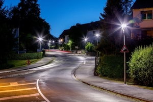  Die neue LED-Beleuchtung erhellt Straßen und Bürgersteige normgerecht, gleichmäßig und blendfrei. Und außerdem nachhaltig, denn sie vereint Nachhaltigkeit und Energieeffizienz 