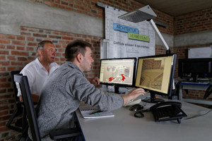  Ralph Heiliger (links) mit einem Kollegen bei der dreidimensionalen Modellierung einer Liegenschaft mit dem BIM-System „Revit“ 