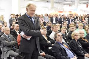  Themen der Branche transportieren und Menschen zusammen bringen. Kongress und Messe­forum boten durchgängig Weiterbildung und Highlights wie etwa die Keynote von Jürgen Trittin 