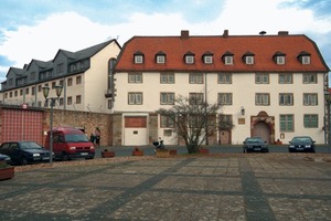  Ein Großteil der Justizvollzugsanstalt befindet sich in einem ehemaligen Jagdschloss, dessen älteste Bauteile aus dem 12. Jahrhundert stammen 