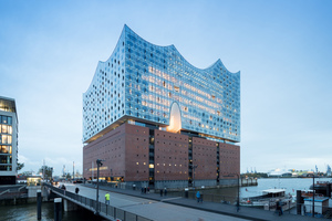  Die Elbphilharmonie ist in vielerlei Hinsicht ein herausragendes Bauwerk: nicht nur in ihrem ­ungewöhnlichen Äußeren, sondern auch in ihrer Technik und Konzeption 