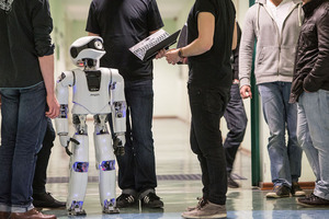  Das Forscher- und Entwicklerteam unter der Leitung von Prof. Dr. Manfred Hild des Labors Neuro­robotik an der Beuth Hochschule für Technik Berlin arbeitet u.a. an autonomem Robotersystemen, die die heute kaum vorstellbaren Grenzen technischer Lösungen verschieben 