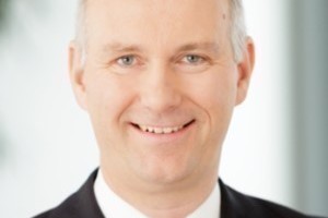  „Die Zukunft gehört den großen Anbietern, die das immobiliennahe Triple Play beherrschen – also alle Leistungen des Facility Managements und des Property Managements aus einer Hand als Volldienstleister anbieten können. Dafür sehen wir eine sich verstärkende Nachfrage, zum Teil noch objektbezogen, zunehmend aber auch für ganze Portfolien.“Dr. Jörg Rosdücher, Vorsitzender der Geschäftsführung, Strabag PFS&nbsp; 