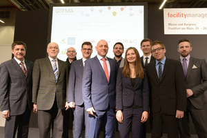  (Foto oben) Die GEFMA-Förderpreise wurden zum 18. Mal für Hochschul-Abschlussarbeiten im FM vergeben: Der diesjährige Preis ging an Patrick Köhn (rechts) für seine Masterarbeit zur Nutzerakzeptanz intelligenter Campusbauten am Beispiel des Forschungsgebäudes CITEC in Bielefeld 