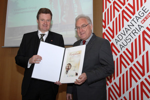  Christoph Sturm (l.), Österreichischer Handelsdelegierter für Hessen, Nordrhein-Westfalen, Rheinland-Pfalz und das Saarland, übergab die Urkunde zum Energy Globe Award an Manfred Greis, Viessmann Generalbevollmächtigter und verantwortlich für die Unternehmenskommunikation 