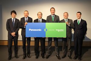  v. l. n. r.: Hiroshi Komatsubara, Chief Sales Officer Airconditioner Company, Appliance Company, Panasonic; Laurent Abadie, Geschäftsführer der Panasonic Marketing Europe GmbH; Toshiyuki Takagi, Executive Officer der Panasonic Corporation und Leiter von Panasonic Air-Conditioner; Jean Marc Zola, Executive Vice President der Abteilung EcoBuilding bei Schneider Electric; Jean de Kergorlay, VP Commercial Field Services &amp; BMIS, EcoBuilding Division, Schneider Electric; Simon Le Blond, SmartSpace Commercial VP, EcoBuilding, Schneider Electric 