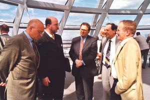  oben: 1996 – Otto Kajetan Weixler steigt den Politikern gewissermaßen aufs Dach: anläßlich der GEFMA MGV in Berlin (der Programmpunkt: Reichstagsbesichtigung) 