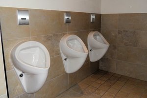  Nach der Modernisierung können die Urinale berührungslos genutzt werden  