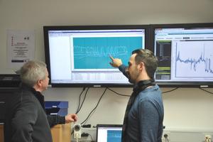  Carsten Schulmeyer (rechts), Instandhaltungs- und Energiemanager der Hochschule Darmstadt – hier im Gespräch mit Christoph Harnischfeger (links) - kann mit Hilfe von Desigo Insight den Energieverbrauch der Liegenschaften auf dem Hochschulcampus auswerten 