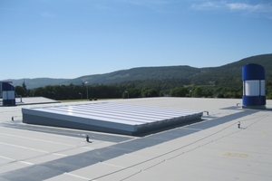 Lichtkuppeln auf dem Dach dienen als natürliche Lichtquelle sowie als Rauch- und Wärmeabzugsanlage (RWA), über die Hitze und mögliche Rauchgase ins Freie gelangen können 