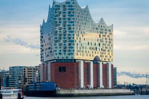  Immer wieder neue Nachrichten über verzögerte Großbauvorhaben – wie etwa bei der Elbphilharmonie, in der am 11. Januar 2017 (sieben Jahre später als geplant) das erste Konzert stattfinden wird 