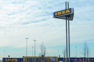  Auch der Möbelkonzern Ikea war damit konfrontiert als es um die Neuerrichtung von 15 Filia­len ging: Die Baufirmen bestachen hier die Beschäftigten der Ikea-internen Bauabteilung. Nachdem die Mitarbeiter die Bestechungsgelder angenommen hatten, manipulierten sie die Auftragsvergabe. So entstand für den schwedischen Möbelkonzern ein finanzieller Schaden in Millionenhöhe 