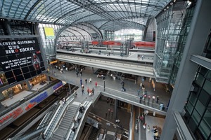 Der Berliner Hauptbahnhof gilt als größter und modernster Kreuzungsbahnhof Europas. Merkmal sind die 46 m hohen Bügelbauten, die den Bahnhof überspannen 