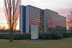  In der Hamburger Unternehmenszentrale von Vattenfall Europe wurde eine moderne Wärmepumpenanlage installiert, die die Abwärme der EDV-Serverräume nutzt, um das Hochhaus mit fast 50.000 m² Bruttogeschossfläche zu heizen 