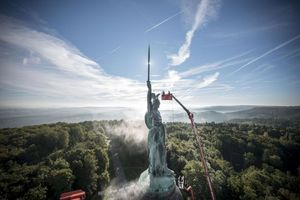  Seit 1875 thront das bekannte Hermannsdenkmal in über dem Teutoburger Wald. Biologische Verschmutzungen und Umwelteinflüsse haben im Laufe der Zeit Spuren an der beliebten Sehenswürdigkeit hinterlassen  