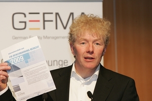  unten: Prof. Rotermund bei der Präsentation des FM-Benchmarking Berichtes 2009 