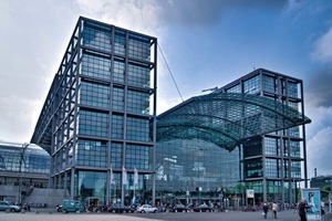  Die so genannten Bügelbauten überspannen den Berliner Hauptbahnhof und bestehen aus zwölf Etagen beziehungsweise 42.000 m² Bürofläche 