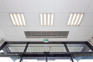  Die Türlufschleieranlage im Eingangsbereich sorgt dafür, dass ein energieintensiver Luftaustausch zwischen Außen- und Innenbereich nachhaltig verhindert wird  