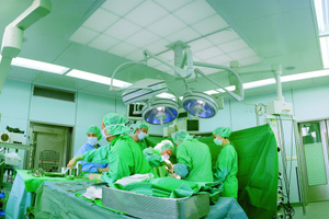  Im Uniklinikum Düsseldorf werden rund 48.000 stationäre Patienten und über 160.000 ambulante Fälle im Jahr versorgt 