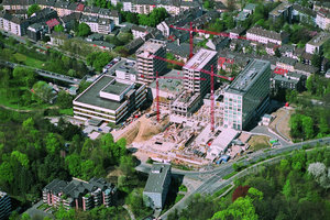  Die Barmenia Versicherungsgruppe betreut mit ihren über 3600 Innen- und Außendienst­mit­arbeitern sowie eine Vielzahl von Maklern mehr als eine Million Kunden und einen Bestand von ca. 1,8 Millionen Versicherungsverträgen. Allein in Wuppertal beschäftigt die Barmenia über 1400 Mitarbeiter 
