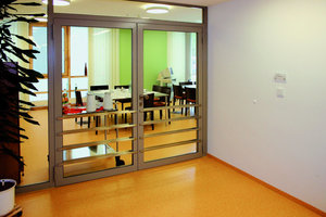  Abteilungs- bzw. Flurabschlüsse stellen den zweiten wichtigen Typus von Türen in Klinikbauten dar. Meist sind sie als ein- oder zweiflügelige Glas-Metall-Türen ausgeführt 