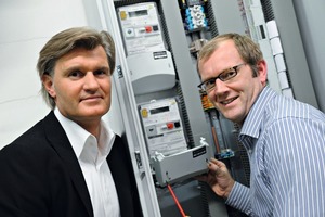  Jan-Oliver Heidrich, Geschäftsführer EHA, und Jörg Geurink, Leiter EnergieServices EHA, vor einem Zähler in einer Rewe Liegenschaft 