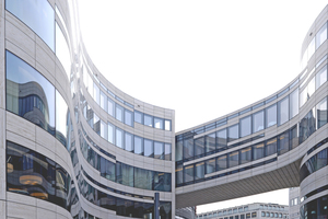  Blick auf den im Herbst 2013 fertiggestellten Kö-Bogen I, geplant von Daniel Libeskind 