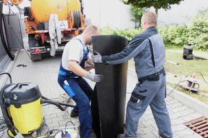  Car-Wash-Center in Walldorf. Vorgefertigte PE-HD-Plattenelemente zum Einbau in schadhafte Schlammfänge und Abscheider ermöglichten im Juni 2015 eine schnelle Montage und Wieder-Inbetriebnahme nach nur 2 Arbeitstagen 